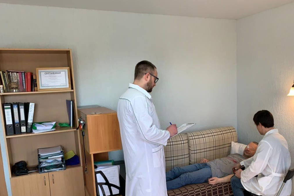 Два врача лечат пациента